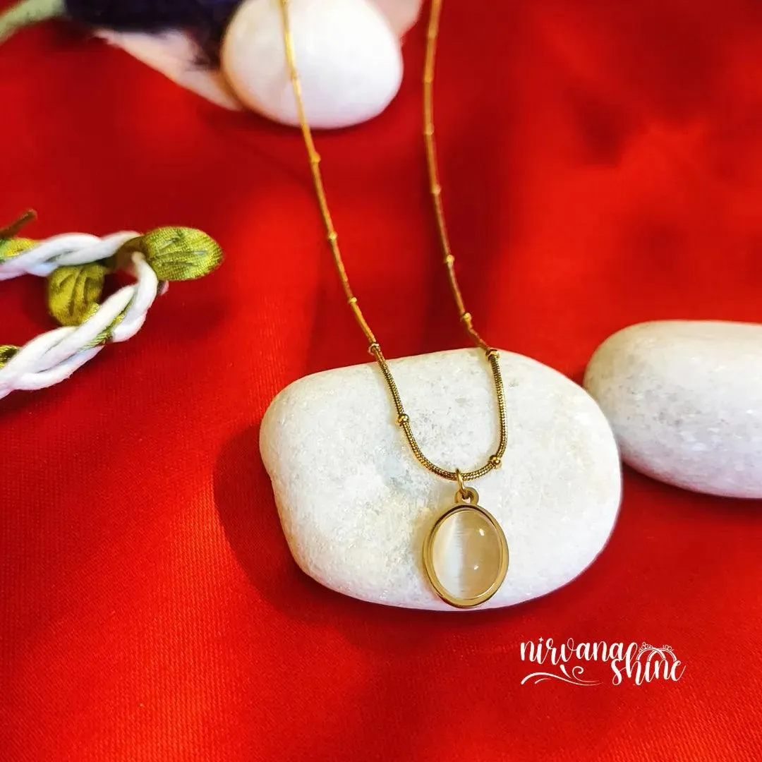 Oval Cream Moonstone Necklace