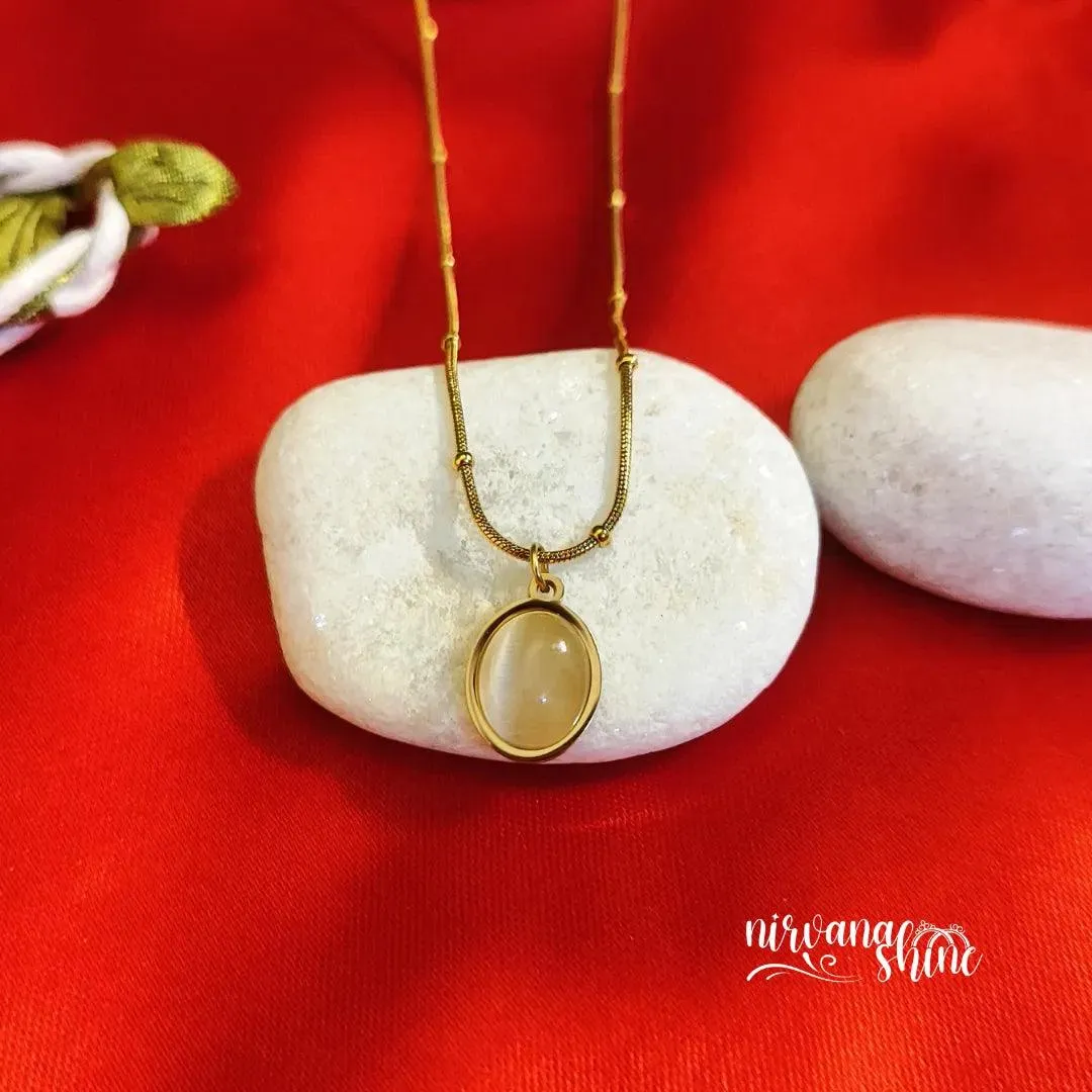 Oval Cream Moonstone Necklace